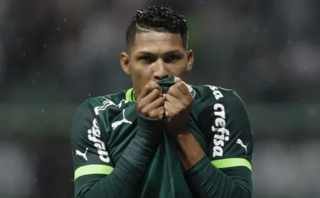 Palmeiras exclui Rony de jogo do Paulistão e Leila encaminha transferência do 'Rústico' ao Santos