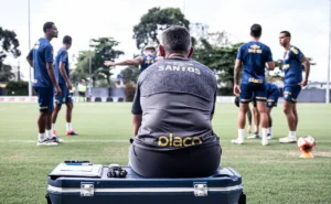 "Pedro Caixinha diz ter "problemas" no Santos após Luisão chegar fora de forma"