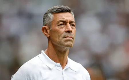 Pedro Caixinha em crise após goleada: mudanças no elenco podem estar próximas