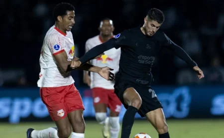 Pedro Raul é ovacionado por companheiros no vestiário do Corinthians em vitória importante