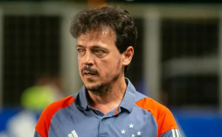 Pleno Desgaste: Fernando Diniz é substituído e Renato Gaúcho é visto como a escolha do Cruzeiro se a situação de Diniz piorar.