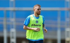 Renan Cuellar não estreia ainda pelo Grêmio apesar de treinar com o elenco.