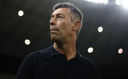 Santos está disposto a pagar R$ 700 mil de salário para atrair um meio-campista de alto nível para Pedro Caixinha.