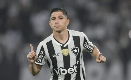 Savarino decide e Botafogo supera o Fluminense na 14ª derrota do time em clássicos desde 2023