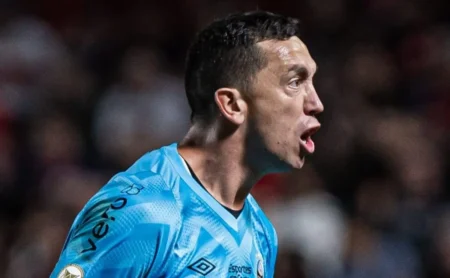 Sem Marchesín e Navas, Grêmio busca reforço com goleiro brasileiro para a próxima temporada