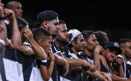 Sem paciência: Corinthians é derrotado pelo São Paulo, e Fiel critica o principal responsável