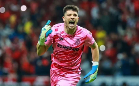 Tiago Volpi, ex-SP é o 2º melhor goleiro do Mundo em 2024, de acordo com a IFFHS