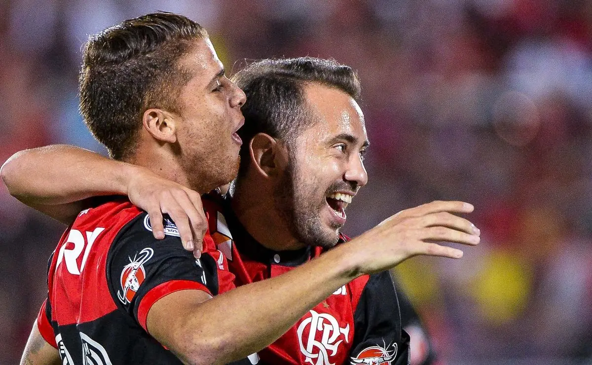 Torcedores do Grêmio entusiasmam-se com a possibilidade de Cuellar fortalecer o meio-campo do time tricolor.