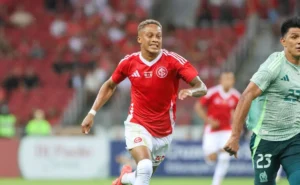 Torcida reage ao uniforme novo do Internacional na partida contra o México.