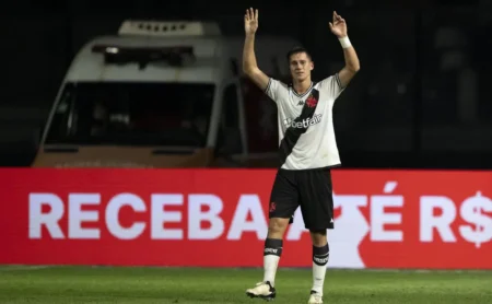 Vasco sofre desfalque com Adson e Estrella afastados por cirurgia