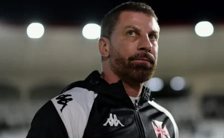 Vasco x Portuguesa-RJ: Torcida critica horário e culpa Pedrinho e FERJ