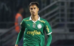 Vitor Reis, zagueiro do Palmeiras, se torna a maior negociação de um defensor no Brasil em anos