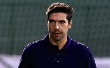 Abel Ferreira é criticado pelo Palmeiras após empate com o Água Santa em partida decisiva.