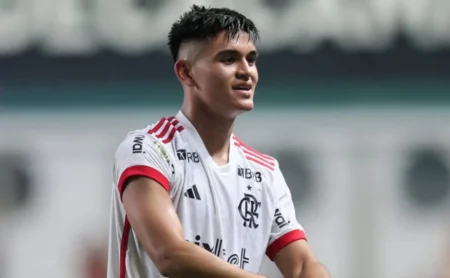 Alcaraz busca reviravolta no Flamengo, mas a diretoria se confia na venda.