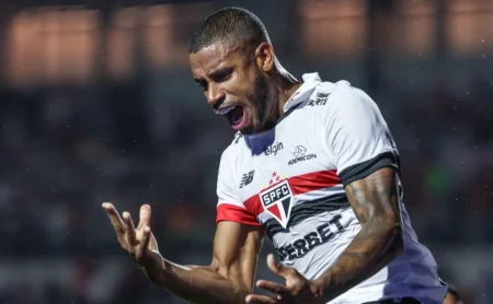André Silva prioriza ataque para garantir vezão no São Paulo.