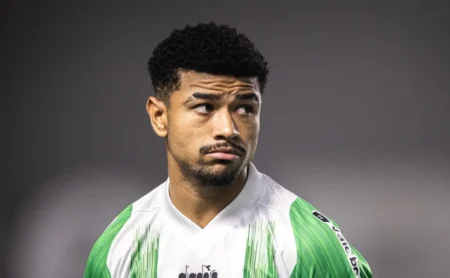 Atleta de Coritiba busca oportunidade no Palmeiras para fortalecer sua carreira no futebol brasileiro.