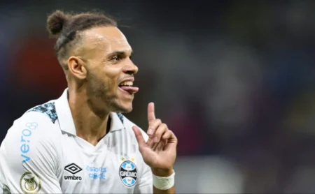 Braithwaite, o artilheiro do Grêmio, lidera a artilharia do Campeonato Gaúcho em um momento de grande ação.
