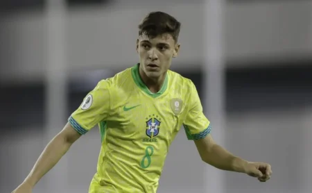 Breno Bidon enfrenta pressão para superar desafios com a Seleção Sub-20 e atitude controversa do jogador do Corinthians é tema de debate.