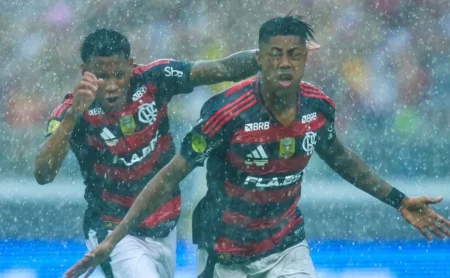 Bruno Henrique aborda divisão do prêmio individual com colegas do Flamengo