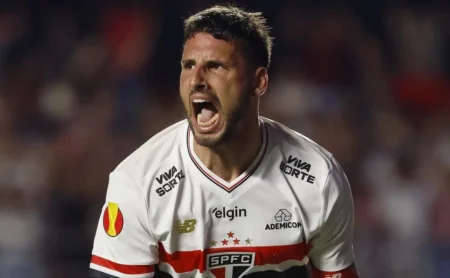 Calciador de São Paulo enfrenta rivalidade e disputa por gol marcar no time do rival, após tentativa de discurso de Oscar.