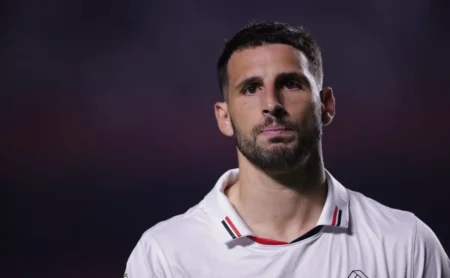 Calleli desabafa após derrota no clássico e solta críticas na diretoria do Santos: “Eles saíram”