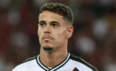 Carille consegue impressionar com sua defesa contra Lucas Freitas, zagueiro do Vasco.