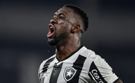 Carlos Leiria sorridente após abrir o jogo contra o Novo Iguaçu
