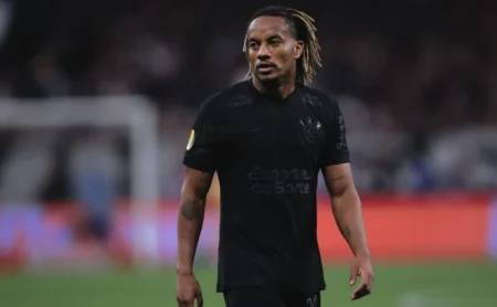 Carrillo pede atenção do Corinthians para o caminho da Libertadores.
