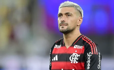 Condição de Arrascaeta post-Flamengo x Vasco causa preocupação na torcida.