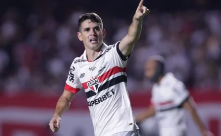 'Confiante, Oscar divulga a criação do projeto clássico entre São Paulo e Santos, um marco que leva fãs a discutir sobre adaptação no clube.'