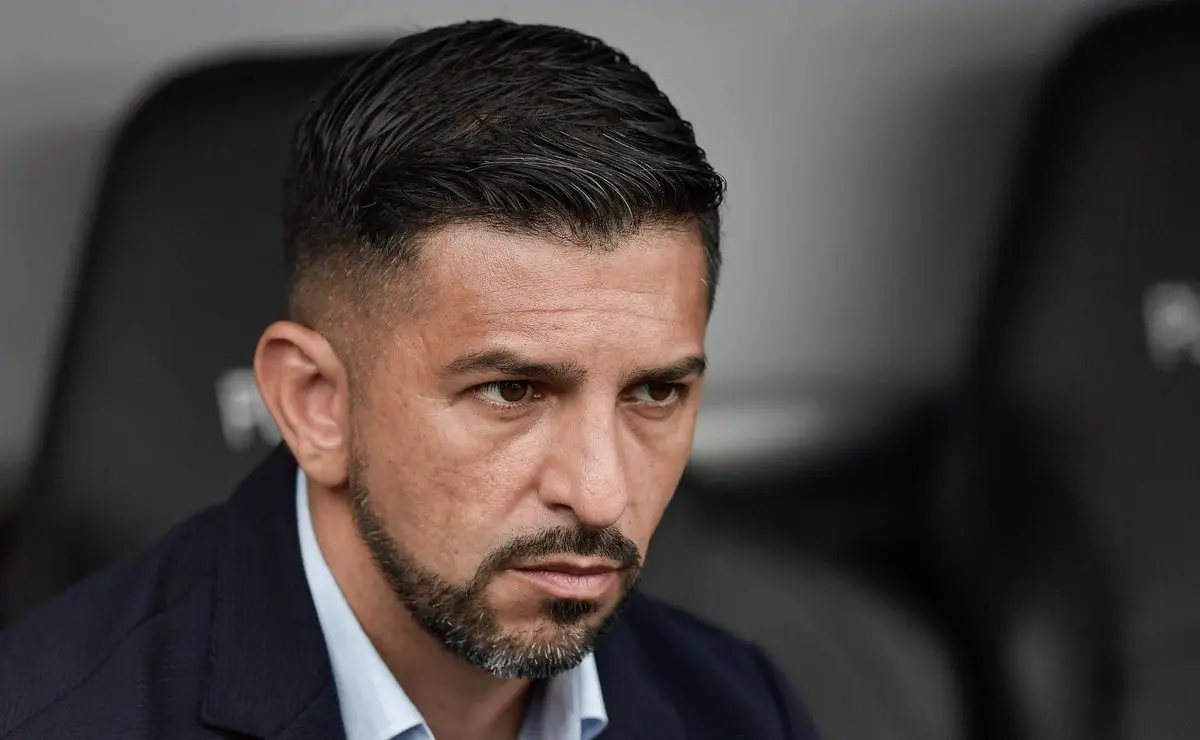 Corinthians: Posição de titularidade entre João Pedro Tchoka e Emiliano é tema de discussão.