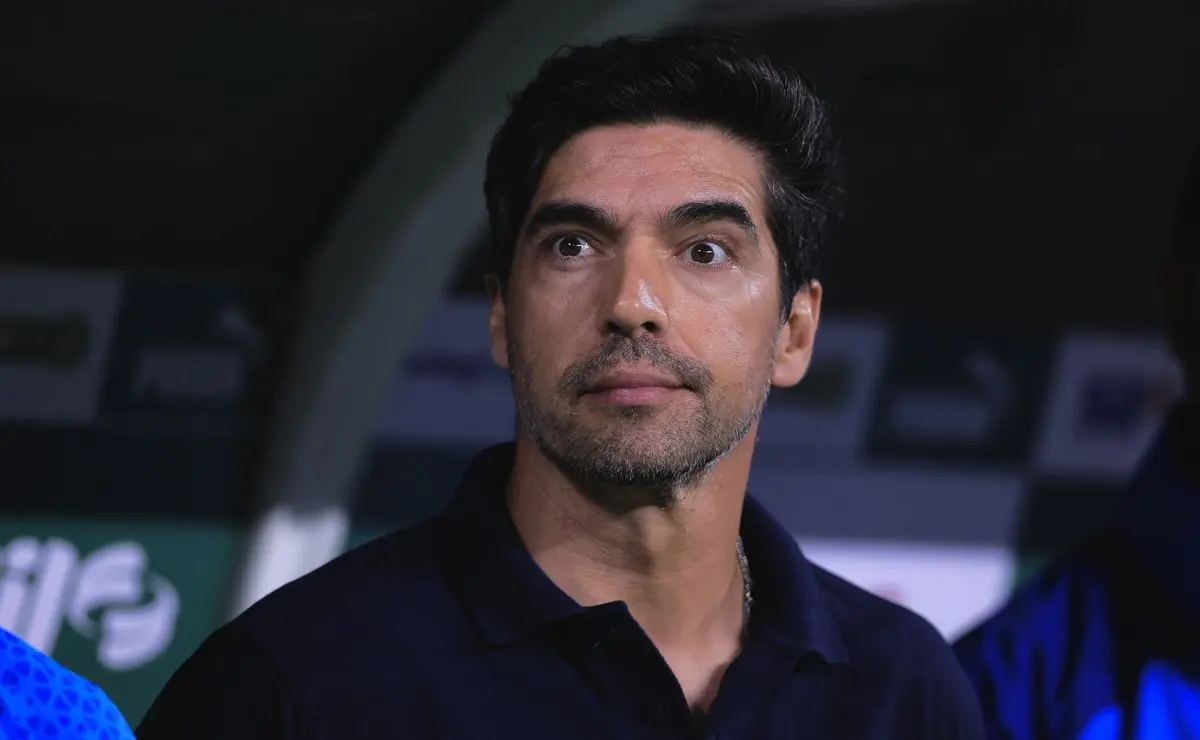 Corinthians foi "bendido" pela arbitragem, diz Abel Ferreira