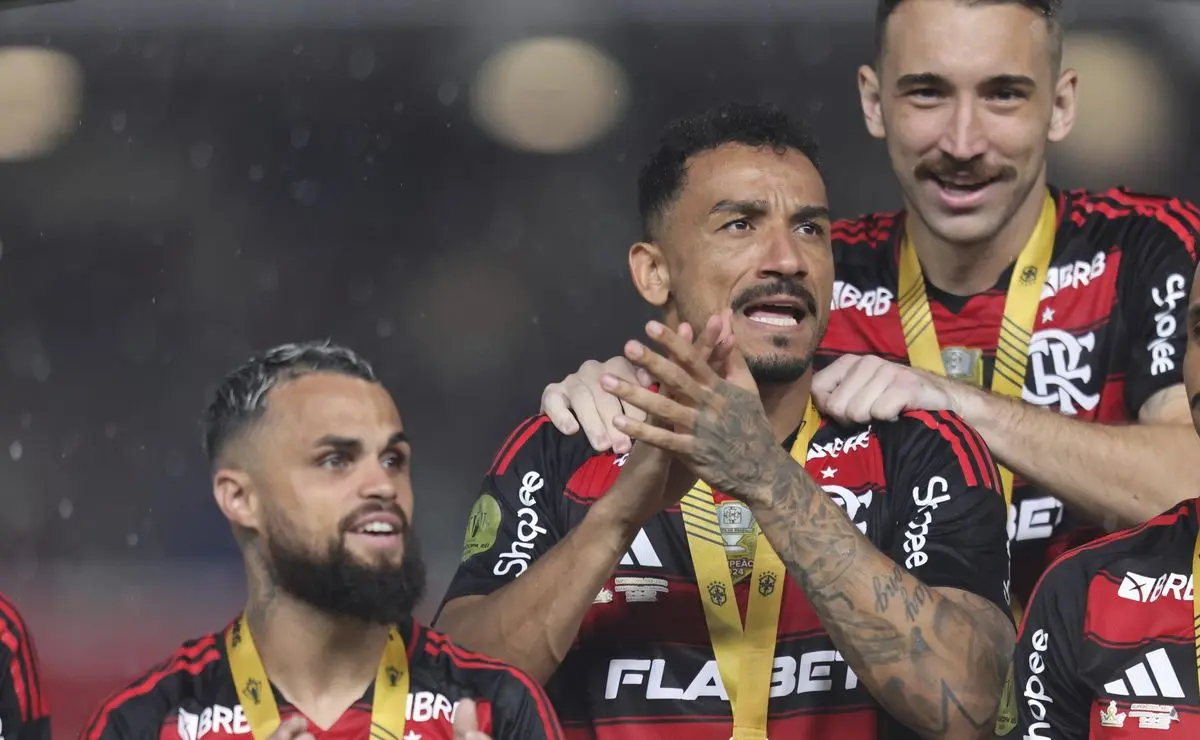 Danilo comenta sobre conversa com Bruno Henrique após o título do Flamengo.