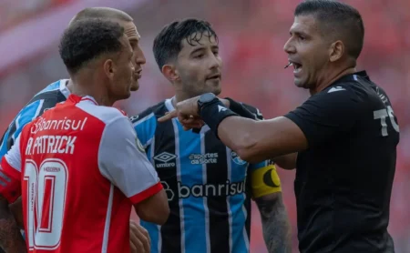 Declaração do diretor de futebol do Grêmio sobre a polêmica com o Internacional e D'Alessandro é "absurdo"