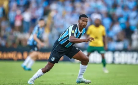 Destaque da base do Grêmio estreou profissionalmente na vitória contra o Ypiranga.