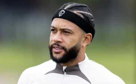 Estratégia do Corinthians revela Memphis Depay como opção para o meio-campo no empate contra o Noroeste