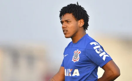 Ex-Corinthians rescinde contrato para juntar-se ao Vasco, após rompimento com clube da Arábia.