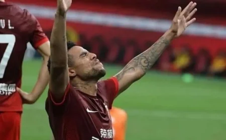 Ex-jogador do Internacional anota dupla contra Shanghai Port na China, em estreia