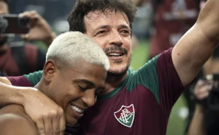 Fernando Diniz conta o histórico de John Kennedy no Fluminense