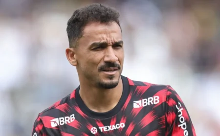 Filipe Luís decide titular Danilo para o Flamengo contra a Portuguesa.