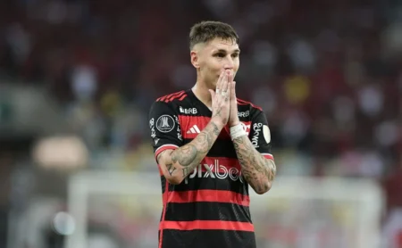 Flamengo anuncia liberação de Varela para velório no Uruguai