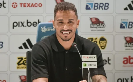 Flamengo anuncia pagamento de R$ 1,5 milhão de Danilo por mês, mas o que é que ele realmente ganha com o novo contrato?