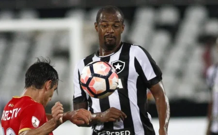 Flamengo e Botafogo se enfrentam em clássico e torcedor ex-do Flamengo se juntou às torcidas do Botafogo.