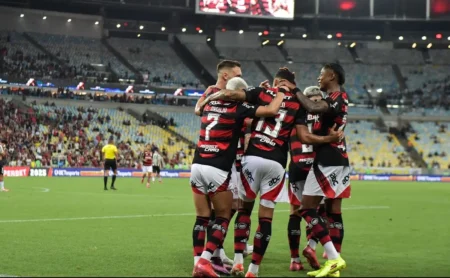 Flamengo renova a operação de seu trio de titulares em último ano do contrato.