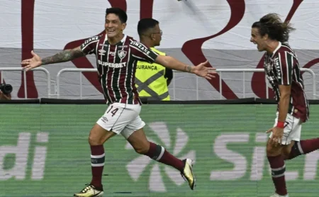 Gol de virada do Fluminense marca a alegria da torcida no Vasco.