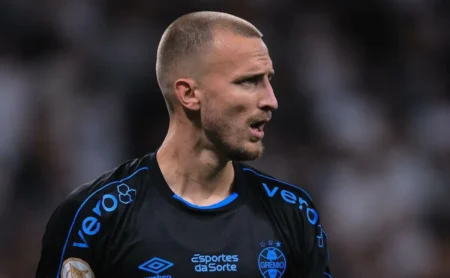 Grêmio decide sobre futuro de Rodrigo Ely após interesse de Almería