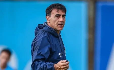 Gustavo Quinteros anuncia o plano para derrotar o Internacional na grelha.