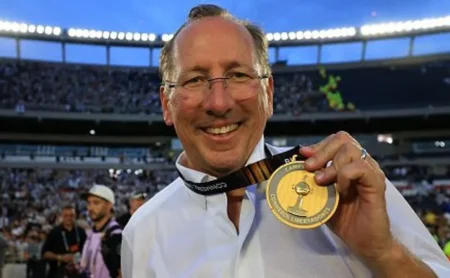John Textor elogia VSR por defender decisão de manter Cláudio Caçapa no Botafogo
