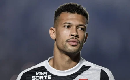 João Victor colide com torcedor: o clima esquenta no Vasco após o trocador
