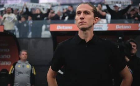 Jornalista desentrega boatos: Filipe Luis não conquistou elenco do Flamengo.